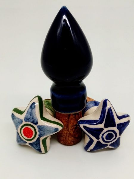 Colecionismo -  Lote contendo 03 (três) belas tampas para garrafas com rolhas ,  vintage, confeccionadas em cerâmica vitrificada, pintadas manualmente, todas em nuances azuis. Medindo a maior 10 cm.