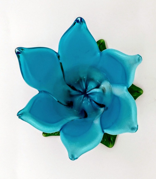 ITALY/ SÉCULO XX - Lote contendo 02 (duas) espetaculares, raríssimas e antigas flores azuis, confeccionadas em murano italiano. Dimensão: 8 cm de altura
