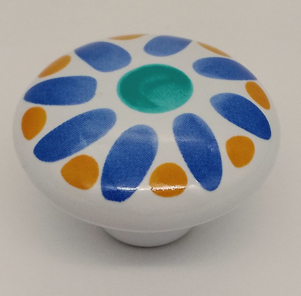 INDIA - Lote contendo 04 (quatro) lindos puxadores de gaveta, confeccionados em porcelana branca com desenhos geométricos pintados manualmente nas cores azul, ocre e verde. Acompanha ferragens para instalação. Medida: 2,5 cm de altura.  Sem uso.