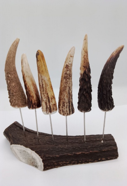 BARILOCHE - Lindo objeto decorativo usado para petiscos ( "picadas"), confeccionado em chifre de cervo,  tanto a base como os seis espetos. Medida: comprimento: 16 cm