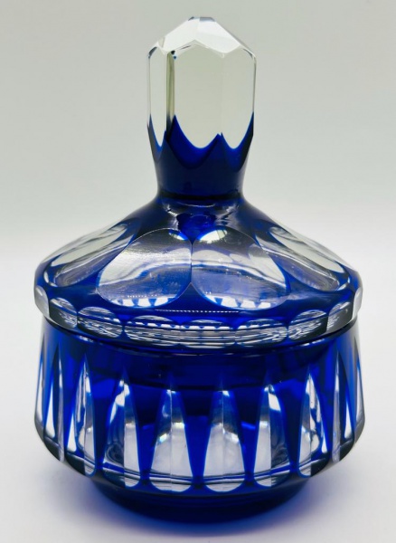 BOHEMIA - Lindíssima e rara bomboniere, em cristal da Bohemia, sendo uma doublé azul, magnificamente lapidada e lavrada a mão, decoradas por Geométricos.  Medidas: 16 cm de altura.