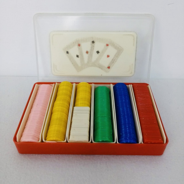 Caixa confeccionada em plástico rígido, vermelho,  contendo várias fichas, de cores diversas, usadas para jogo para jogo. Medidas:  4x22x15 cm