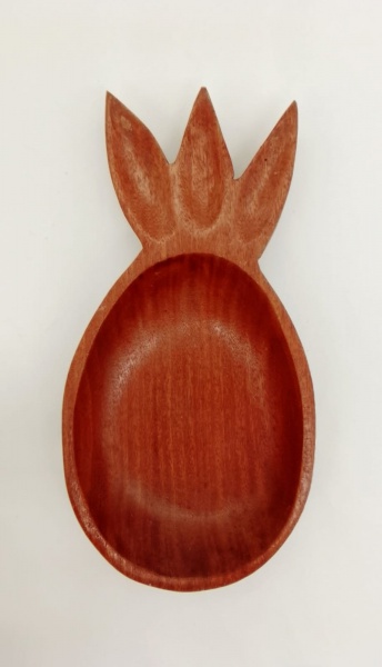DESIGN - JEAN GILLON - Petisqueira da década de 60, confeccionada em jacarandá, na forma de abacaxi. Medida: 18 cm x 10cm