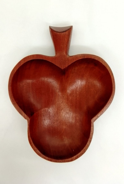 DESIGN - JEAN GILLON - Petisqueira da década de 60, confeccionada em jacarandá, na forma de naipe de paus.  Medida: 19 cm x 14cm