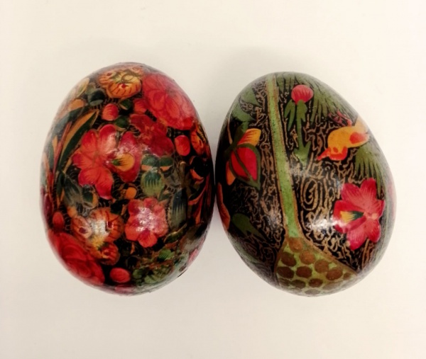 RUSSIA/ SÉCULO XX - Lote de 2 (dois)  ovos., confeccionados em madeira nobre, ricamente decorados  com pinturas vitrificadas  de flores . Dimensão: 6 m de altura, o maior.