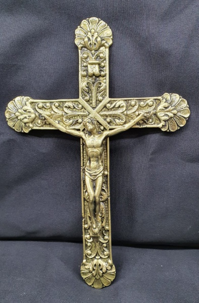 DÉCADA DE 60 - Antigo crucifixo de parede, em metal dourado, possivelmente bronze, possuindo cruz ricamente trabalhada. Dimensões: 30 cm x 20 cm