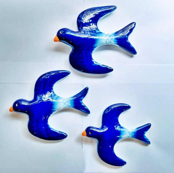 DECADA DE 60 - Charmoso trio de andorinhas, confeccionado em porcelana , na cor azul, com nuances em branco. Medida: 17 cm a maior.