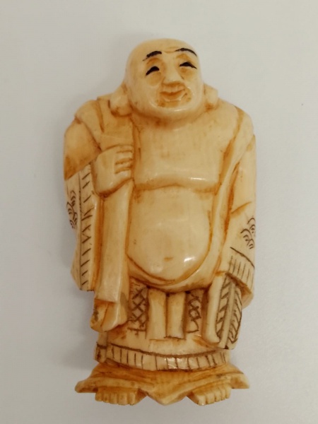 MARFIM / JAPÃO  ( Era Meiji - 1868/1912) - Netsuke, de coleção, confeccionado em marfim japonês policromado finamente lavrado na representação de Buda . Dimensão: 5 cm de altura.