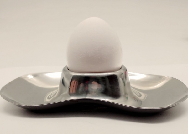 Lote contendo 06 (seis) peças porta ovos quentes em inox, com design contemporâneo e com espaço de apoio da colher. Medidas: Largura : 09 cm x Comprimento: 14 cm x altura : 3, 5 cm .