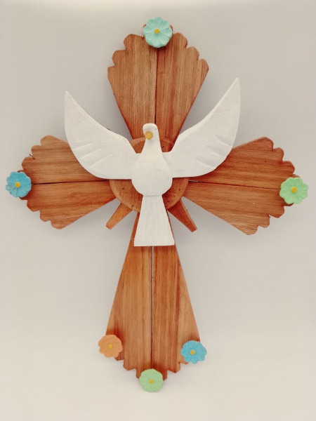 Espetacular crucifixo confeccionado artesanalmente em madeira maciça, pintado à mão, trazendo estilo rústico a peça.  Nas extremidades do crucifixo, presença de delicadas flores coloridas. Medidas: altura: 42 cm x largura: 32 cm 