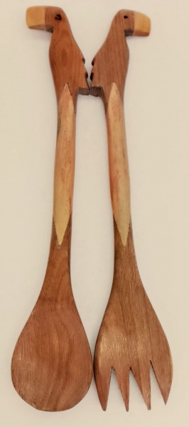 AFRICA - Lote contendo 02 (dois) talheres ( colher e garfo) confeccionados em bloco único de madeira nobre,  trabalhados  nunca usados, possuindo na ponta tucano. Medida: 29 cm
