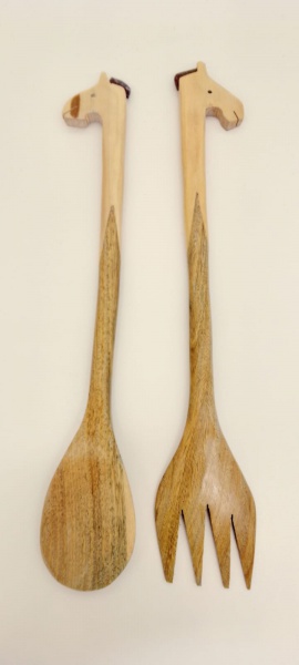 AFRICA - Lote contendo 02 (dois) talheres ( colher e garfo) confeccionados em bloco único de madeira nobre,  trabalhados  nunca usados, possuindo nas pontas cabeças de girafa. Medida: 29 cm