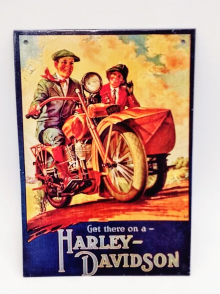 Colecionismo - Placa em metal, estilo vintage, de procedência norte americana, contendo propaganda da motocicleta "Harley Davidson", retratando casal, de época, em uma motocicleta antiga, com o  seguinte escrito " Get there on a Harley Davidson". Medindo: 20 cm de altura x 14 cm de largura