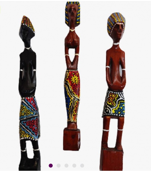AFRICA - Lote contendo 03 (três) estatuetas africanas, confeccionadas em madeira nobre, retratando homens tribais, com turbantes e vestes pintados manualmente e, após, laqueados. Medidas:24 cm