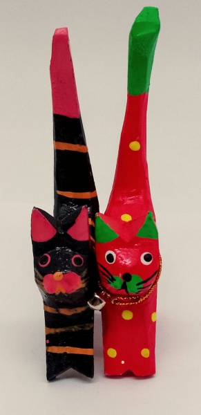 Lote contendo par de gatinhos decorativos de madeira pintada e entalhados à mão, podendo utilizar a cauda para armazenar anéis. Medida:  11 cm
