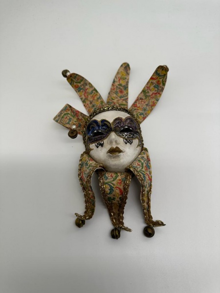 COLECIONISMO -  Lote contendo 01 (uma) máscara veneziana para adorno de parede, confeccionada em faiança, pintada à mão, ornamentada com desenhos artesanais ricamente policromados. Medida: 24cm.