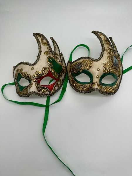 COLECIONISMO -  Lote contendo 02 (duas ) máscaras venezianas meia face, confeccionadas em material importado de excelente qualidade, podendo ser usadas em festas ou complementando decoração.  Ambas na tonalidade verde, rica douração e fitas para amarração em cetim. 