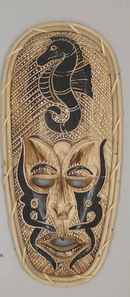AFRICA - Mascara decorativa confeccionada, artesanalmente, em madeira nobre, e, pintada manualmente, possuindo cavalo marinho na parte superior.  Medidas: 30 cm x 16 cm x 3 cm.