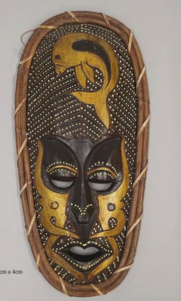 AFRICA - Mascara decorativa confeccionada, artesanalmente, em madeira nobre, e, pintada manualmente, possuindo carpa na parte superior.  Medidas: 30 cm x 16 cm x 3 cm.