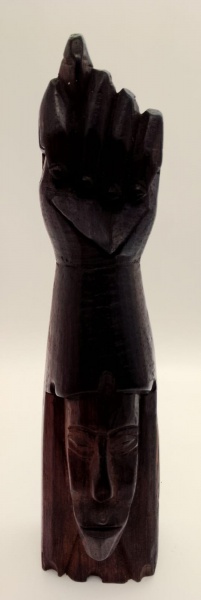 ARTE POPULAR -  Antiga figa sobre cabeça de índio, esculpida em bloco único de madeira nobre - jacarandá , medindo  26 m de altura x Largura: 6,5.
