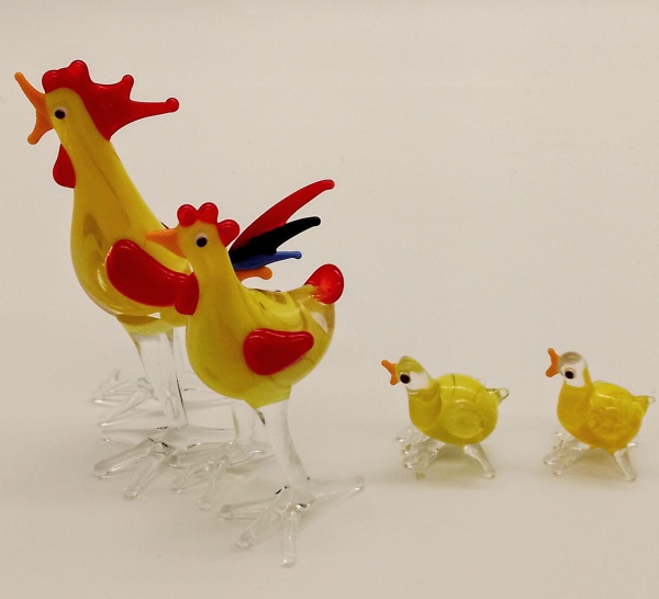 Murano - Lote contendo 04 (quatro) delicadas peças - miniaturas - , confeccionadas em murano, representando família de galináceos - galinha, galo e dois pintinhos.