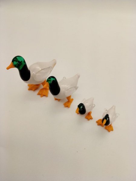 Murano - Lote contendo 04 (quatro) delicadas peças - miniaturas - , confeccionadas em murano, representando família de patos (corpo branco e bico verde) - Pata, pato e dois patinhos.