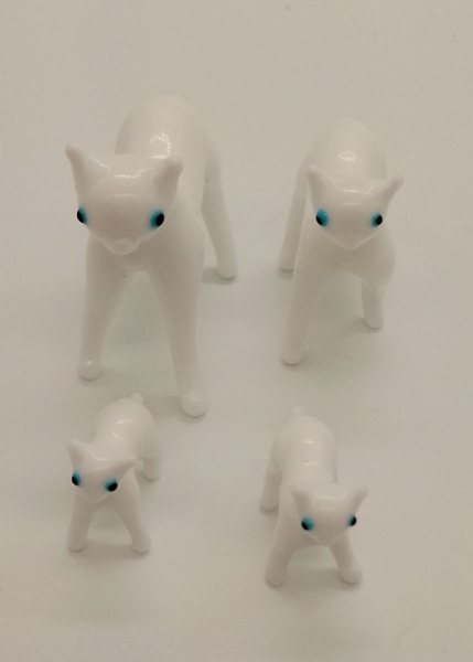 Murano - Lote contendo 04 (quatro) delicadas peças - miniaturas - , confeccionadas em murano, representando família de gatos (pelagem branca e olhos azuis) - Gata, gato e dois gatinhos..