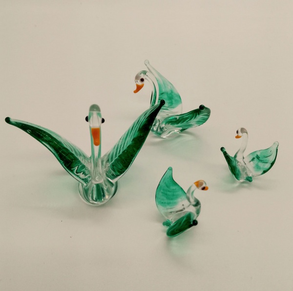 Murano - Lote contendo 04 (quatro) delicadas peças - miniaturas - confeccionadas em murano, representando família de cisnes  de coloração translúcida e asas verdes ( femea, macho e dois filhotes)