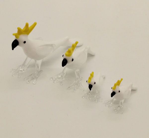 Murano - Lote contendo 04 (quatro) delicadas peças, confeccionadas em murano - miniatura - representando família de cracatuas  de coloração branca e penacho amarelo ( femea, macho e dois filhotes)