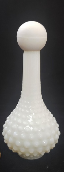 FRANÇA - Antigo e estiloso perfumeiro, de procedência francesa, confeccionado em vidro leitoso branco, ao estilo bico de jaca. Medida: 12 cm de altura.