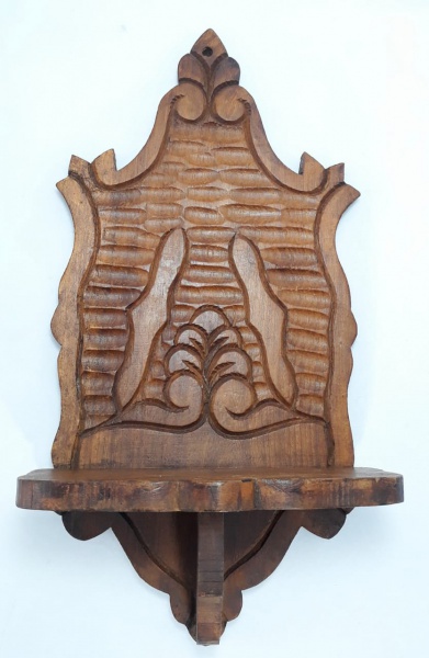 Grande e elegante peanha confeccionada, a mão,  em madeira nobre, ricamente entalhada e decorada. Medidas: 43x21x11 cm.
