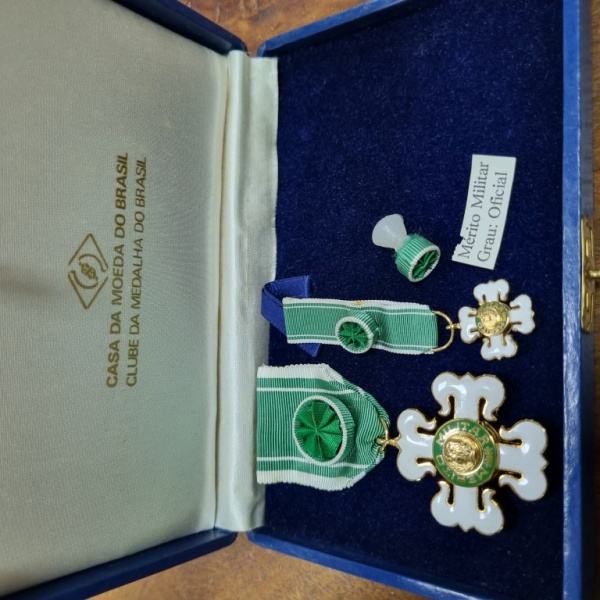 341 - Condecoração Ordem do Mérito Militar Oficial, dourada. Acompanha Roseta e Miniatura
