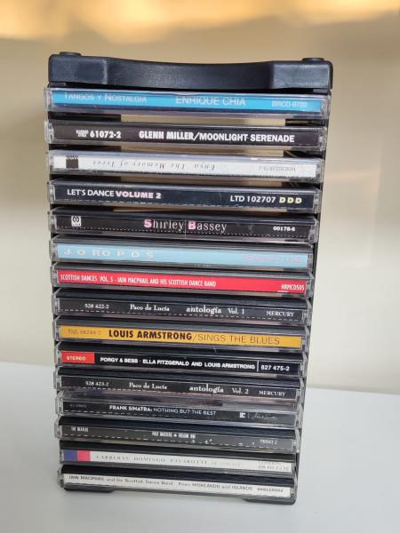 CD (15) -Porta CD em plástico rígido preto com cd's