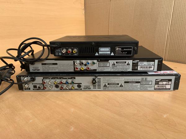 Lote com 3 Aparelhos de DVD sendo: 1 Lenox DV-441, 1 Sa