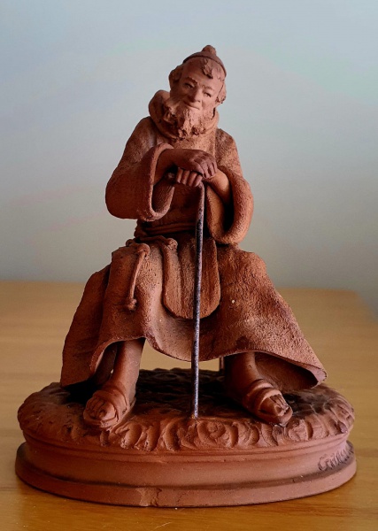 Pequena Escultura em Terracota assinada por S.no Grasso representando Velho Monge Alegre Sentado, dé