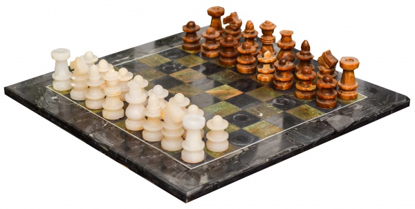 Conjunto de peças e figuras de xadrez de madeira e mármore no tabuleiro de  xadrez