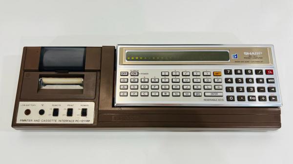 SHARP PC-1211 POCKET COMPUTER ポケットコンピュータ O Sharp Pocket Computer de 1980 – MCC - Museu Capixaba do Computador