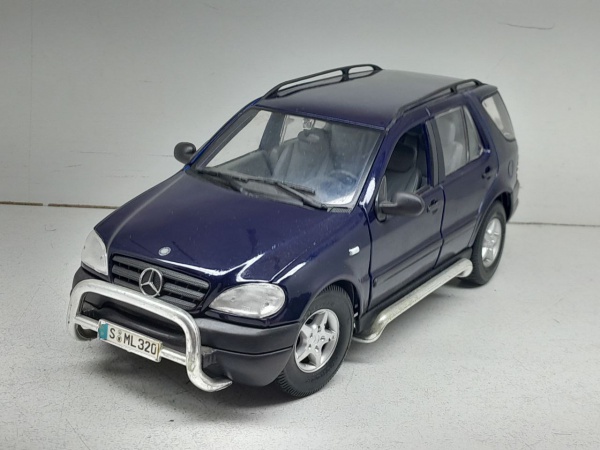 Miniatura em metal Mercedes-Benz ML320 - Marca: Maisto - Escala: 1