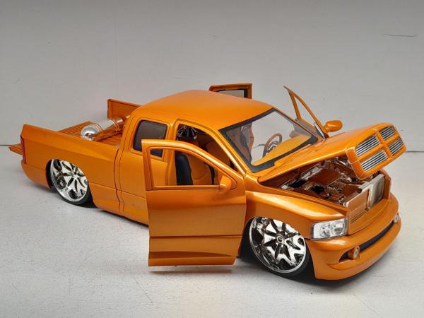Miniatura em metal 2003 Dodge RAM 1500 - Marca: Jada Toys - Escala