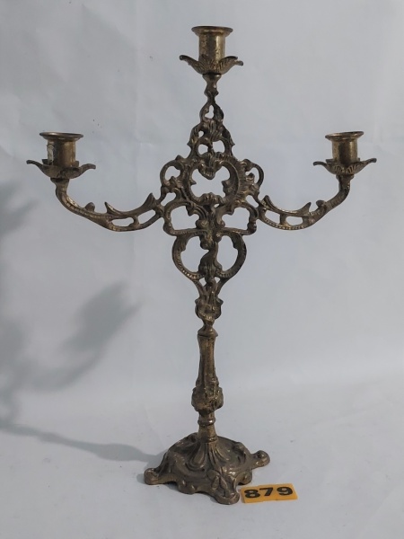 Fabuloso este candelabro três (3) velas, ricamente elaborado em bronze, design diferenciado, década de 40, Art noveau, medindo 38x29cm. Excelente estado.
