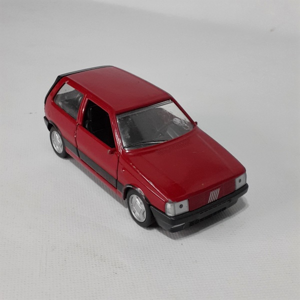 Miniatura carrinho Fiat Uno 1.5R , na cor vermelha.Dimensões:4 cm x 5 cm x 11 cm .