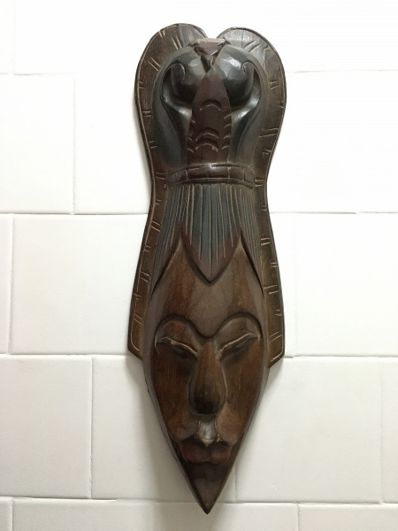 Antiga máscara tribal entalhada em madeira com belíssimos detalhes. Dimensões: 49 cm x 17 cm x 7 cm.