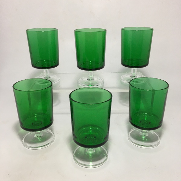 FRANCE - Conjunto com 6 taças em vidro translúcido na cor ver esmeralda. Em excelente estado.Dimensões:10  cm x 6 cm.