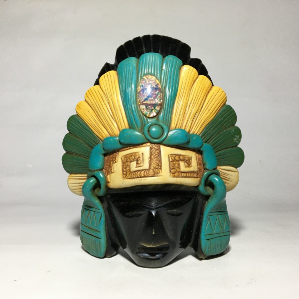 OBSIDIANA - Belo busto de guerreiro Azteca decorado com adornos feitos de massa nas cores verde e amarelo. Dimensões: 15 cm x 13 cm x 4 cm / 800 g.