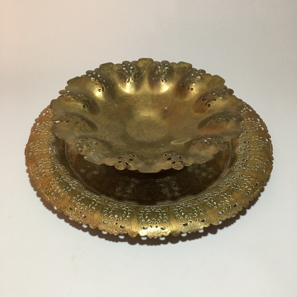 Belo centro de mesa em metal dourado ricamente decorado com estilizados. Dimensões: 19 cm x 8 cm.