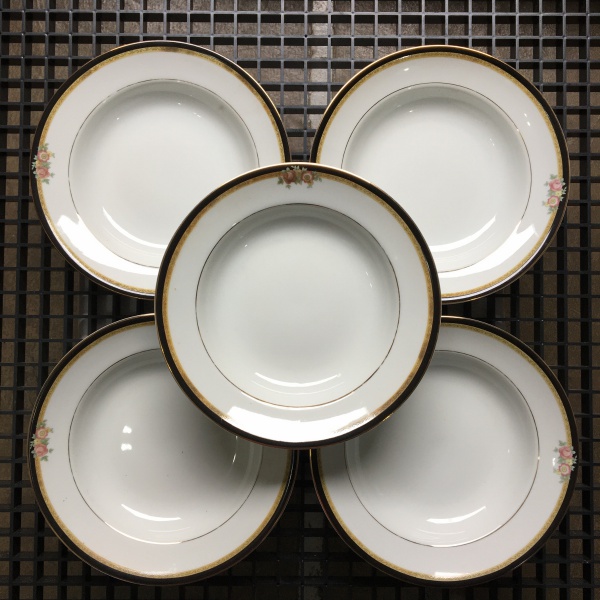REAL BRASIL - Cinco pratos fundos de porcelana decorados com faixa preta, dourada e arranjos florais, filetes pintados a ouro. Dimensões: 23 cm