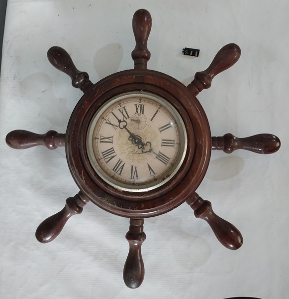 Relógio de parede a corda em formato de timão, relógio a corda RUBINICK, medindo 31cm. Necessita de revisão.