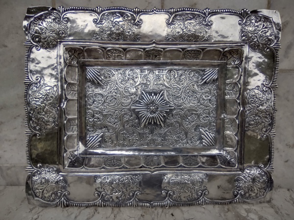 PRATA - Antiga  bandeja retangular em Prata cinzelada de otíma qualidade com contraste em diversos l