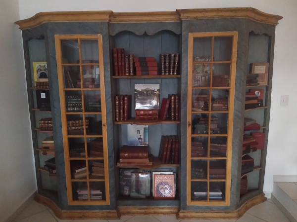 ANTIGA VITRINE DE FARMÁCIA MINEIRA COM POLICROMIA MARMORIZADA EM TONS DE AZUL E AMARELO COM LINDA