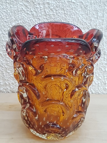 Antigo Vaso em Murano, tonalidade âmbar. 21 cm altura x 17 cm diâmetro da boca. S323
